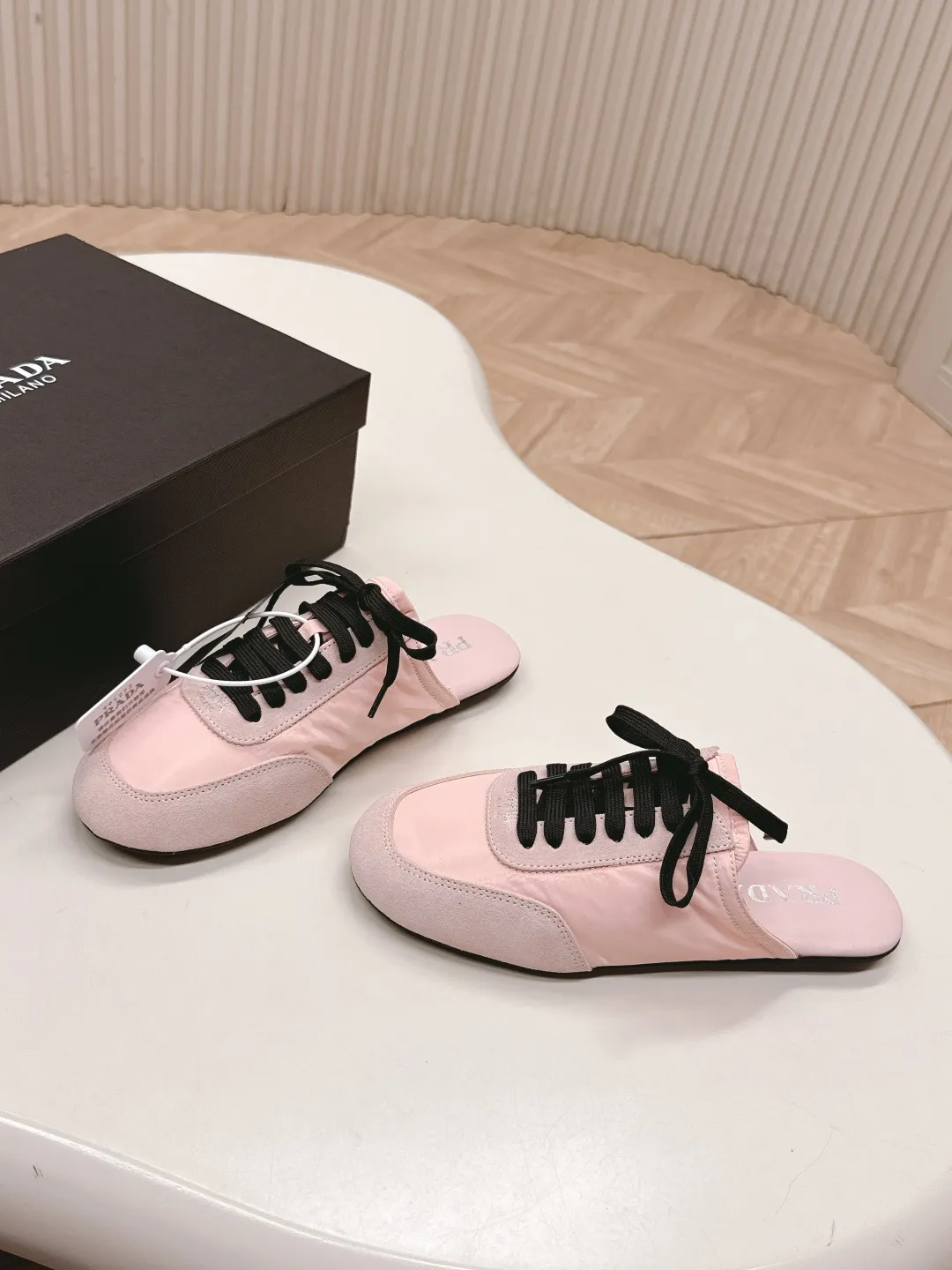 👟👟Ex-factory price 480👟👟 New color half-flop Prada Collapse regenerated nylon and suede leather stretch half-flop 2025 spring and summer latest catwalk style Forrest Gump slippers Fashion item thin casual slippers This ultra-light sports shoe is made of regenerated nylon and suede leather to create a three-dimensional shoe shape. The mixed materials highlight Prada's sports style and exquisite craftsmanship soul. The flat bottom design and elastic side cuffs make it easy to put on and take off with ease. The upper is decorated with a screen-printed logo ● Thin rubber sole · Removable leather insole upper, a casual shoe that is light, easy to wear and practical, with an original molded rubber outsole! Encounter a variety of colors combined with Forrest Gump shapes and iconic details such as Prada regenerated nylon to interpret a new style. Size: Women’s size. 35～39# 40.41